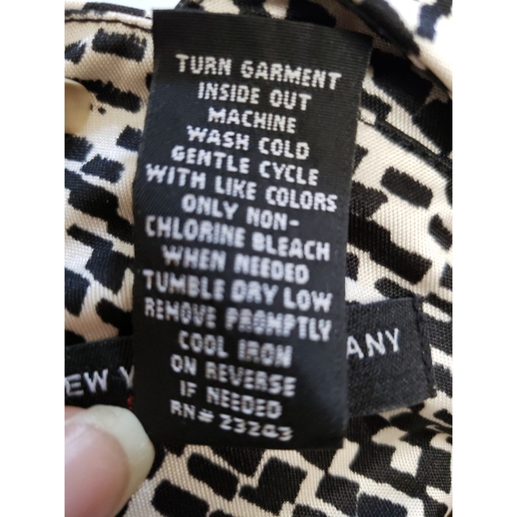 Sleeveless Off-White Print Top - Picture 9 of 9